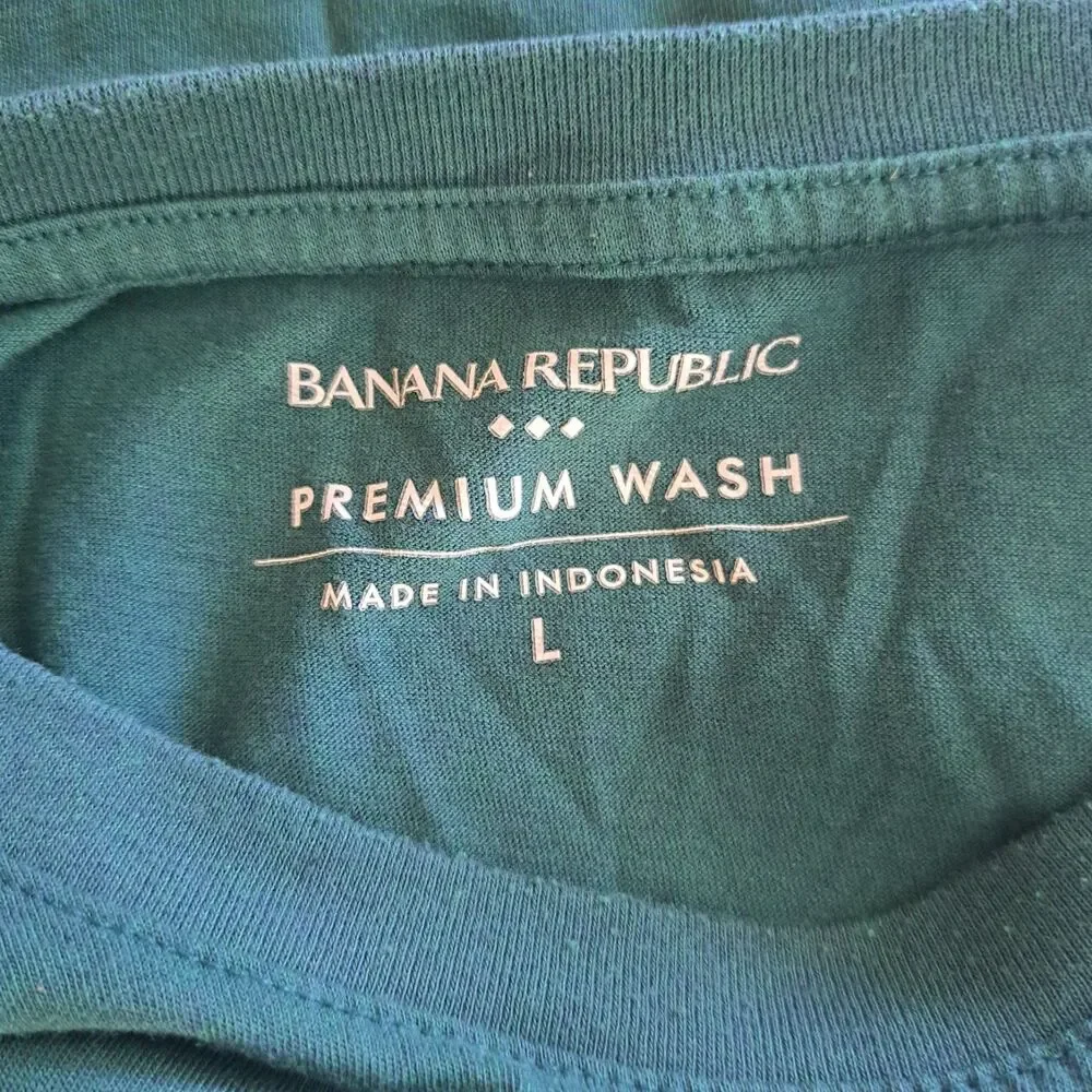 BANANA REPUBLIC PREMIUM WASH T SHIRT  SIZE L green
